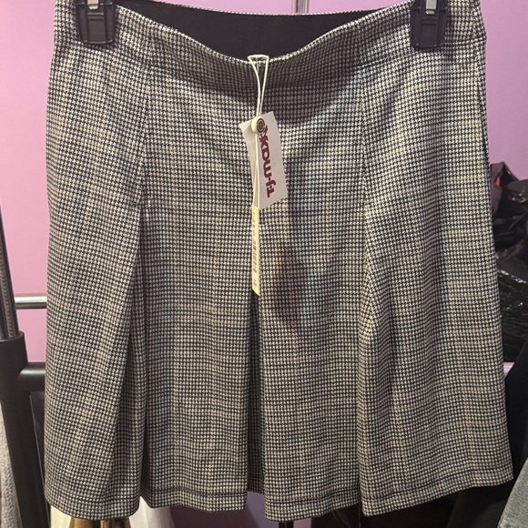 Max Studio Monochrome Houndstooth A-Line Skirt - Picture 2 of 3
